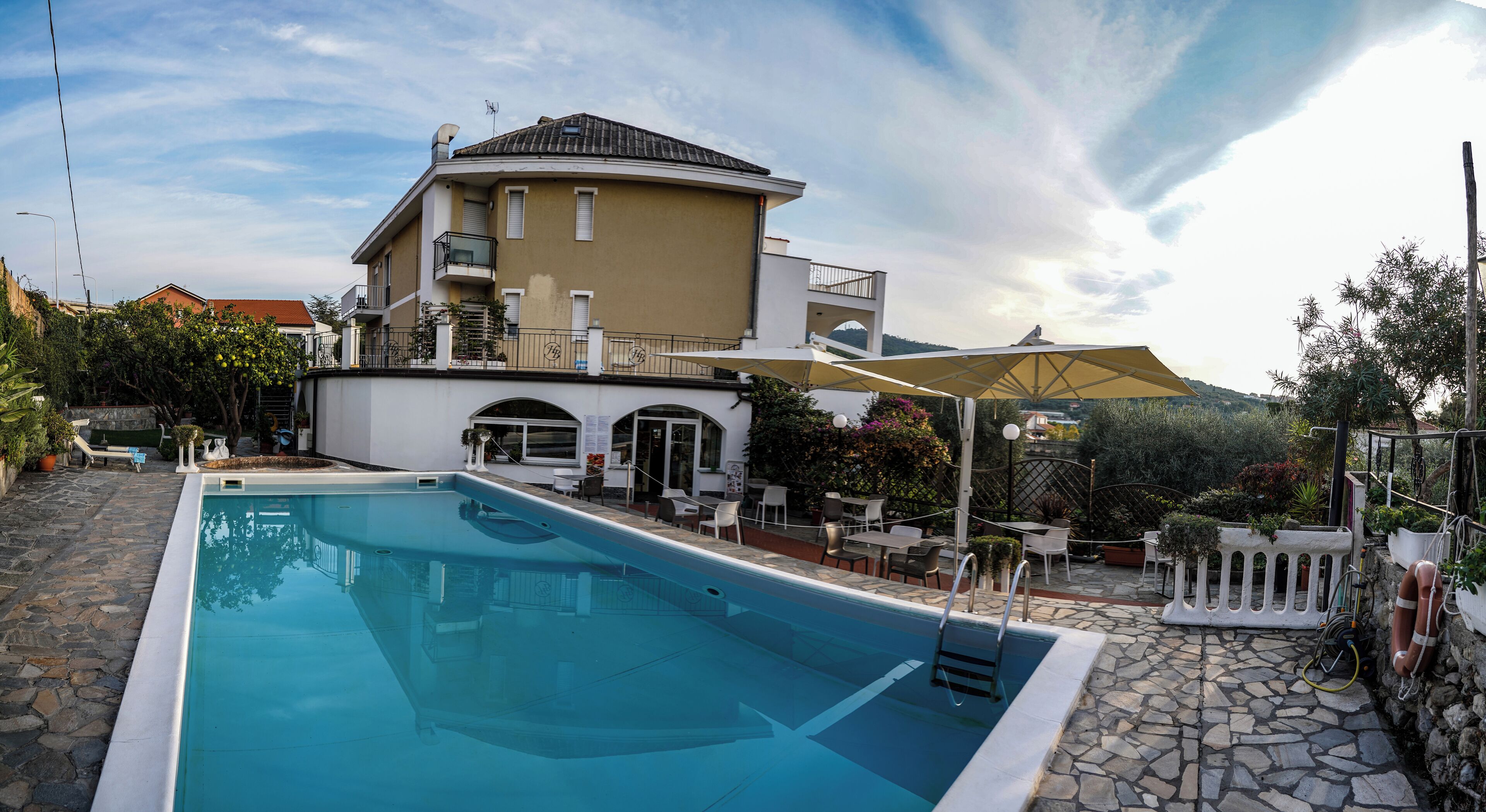 Außenpool, Sonnenschirme