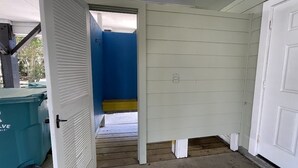 Ein Zimmer mit einer weißen Tür, einer blauen Wand und einem weißen Türrahmen.
