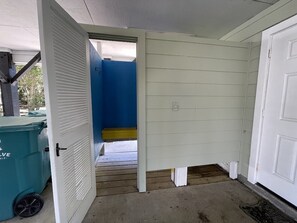 Ein Zimmer mit einer weißen Tür, einer blauen Wand und einem weißen Türrahmen.