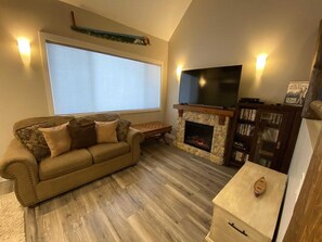 Smart TV, lareira, DVD player