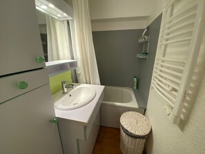 Bañera y papel higiénico