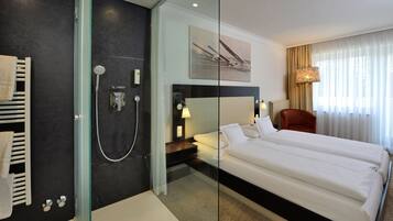 Basic Room, 1 King Bed, Balcony | Hypo-allergenic bedding available, desk, laptop workspace, soundproofing