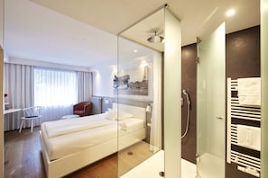 Basic Room, 1 Katil Ratu (Queen) | Peralatan tempat tidur hipoalergenik, meja, ruang kerja komputer riba