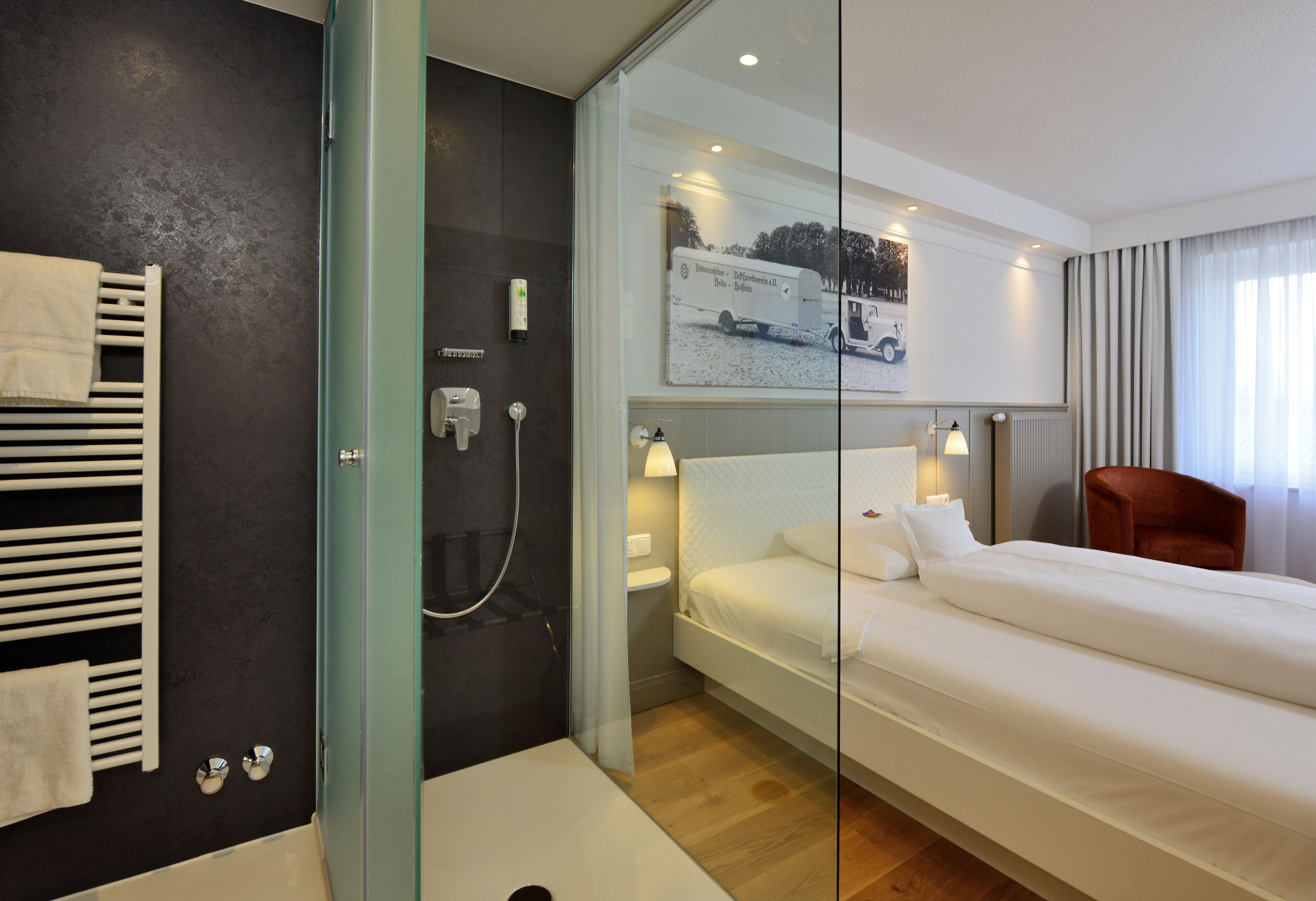 ベーシック ルーム クイーンベッド 1 台 | バスルーム | シャワー、レインフォールシャワー、バスアメニティ (無料)、ヘアドライヤー