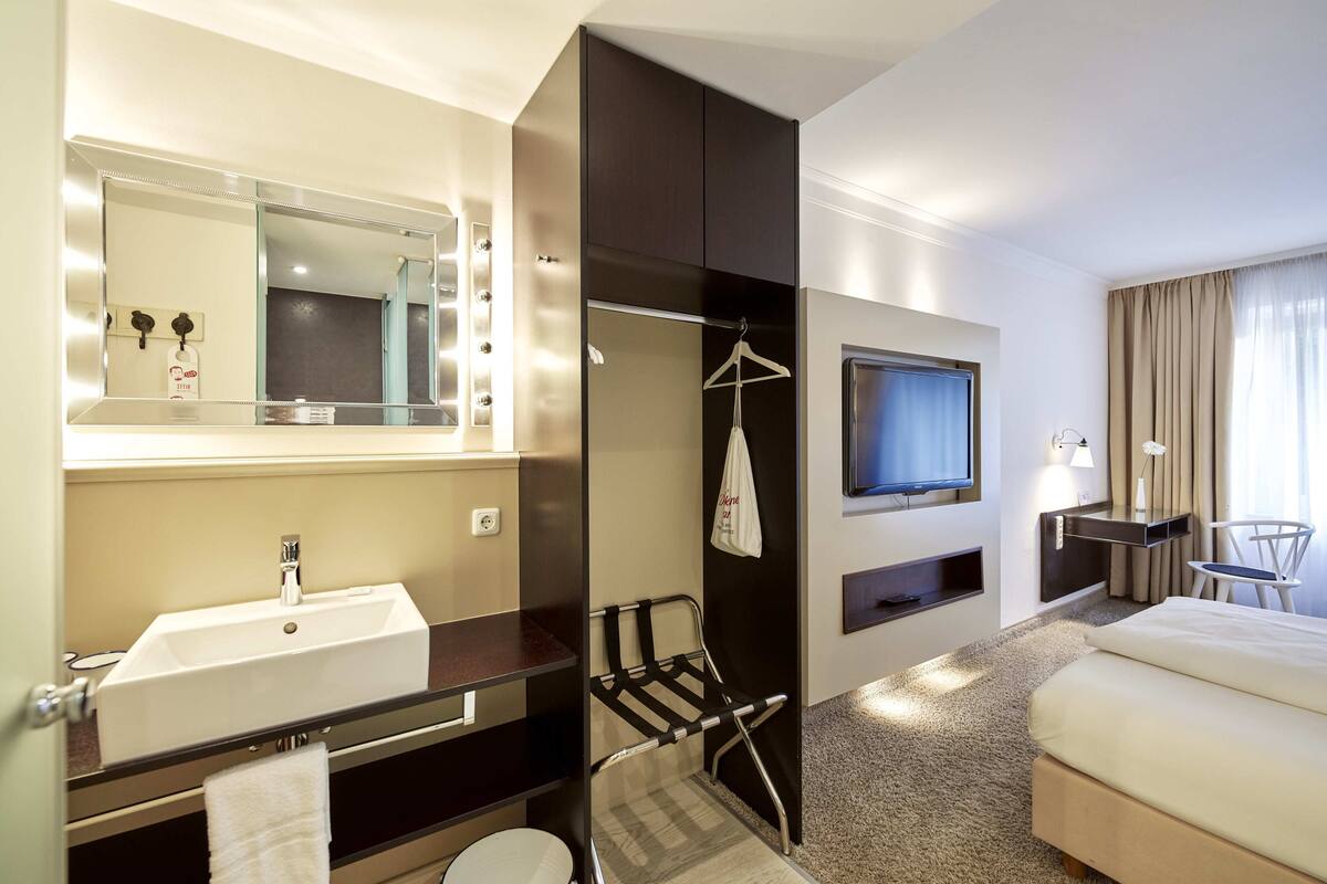 basic room, 1 queen bed | 1 bedroom, hypo-allergenic bedding, desk, laptop workspace