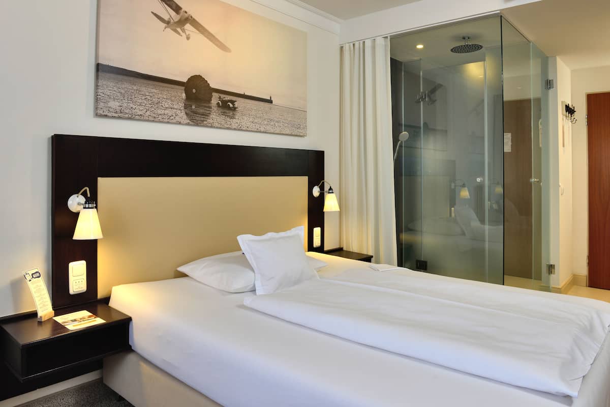Basic Room, 1 Queen Bed | Hypo-allergenic bedding, desk, laptop workspace, soundproofing