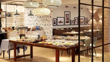 Tägliches Frühstücksbuffet gegen Gebühr