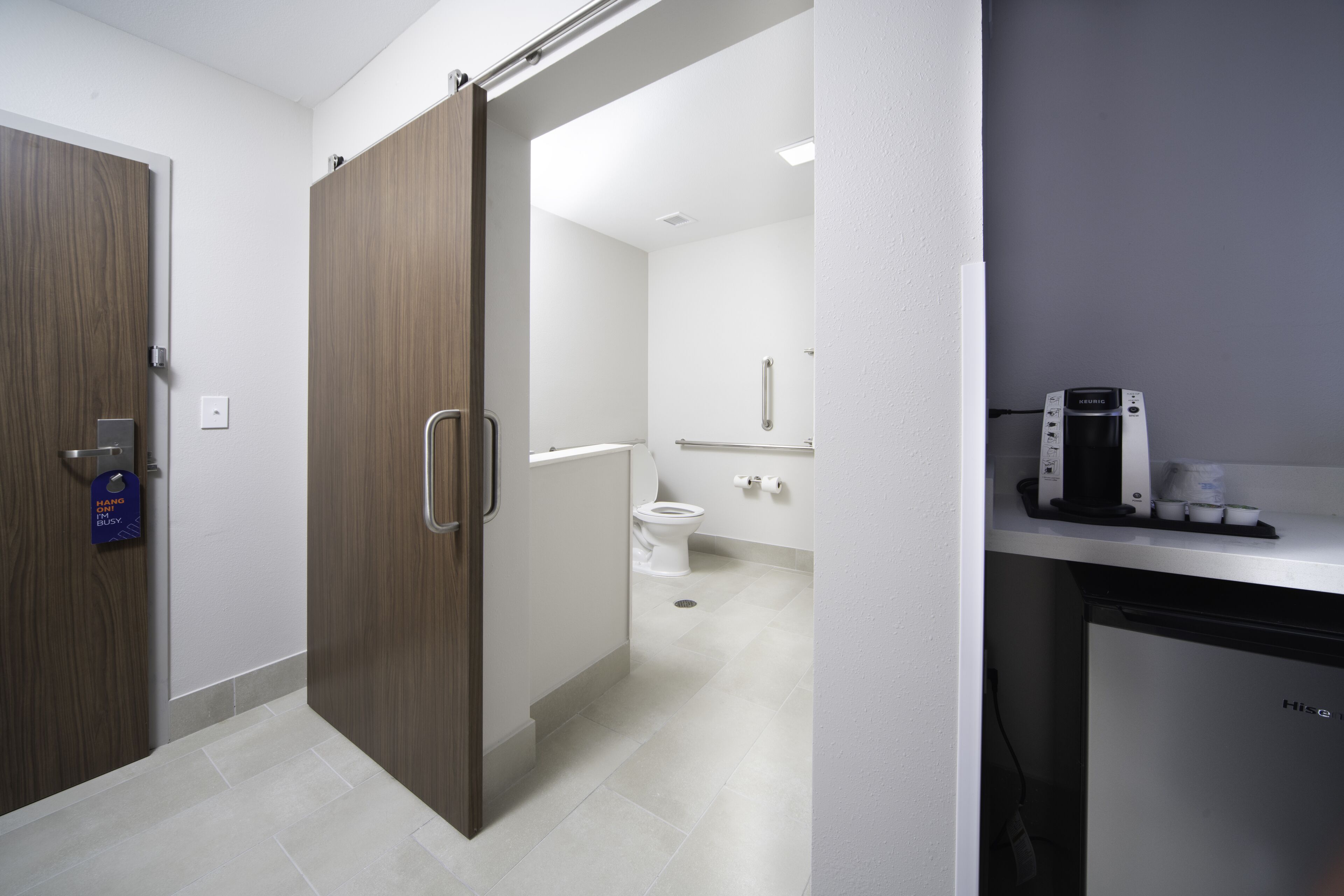 combined shower/bathtub, hair dryer, towels