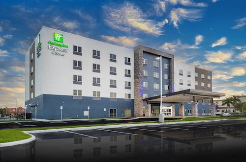Holiday Inn Express & Suites Fort Myers Airport by IHG