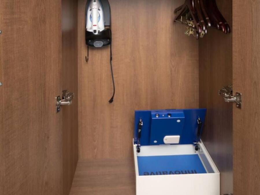 Un meuble en bois contenant un compartiment de rangement bleu et blanc.