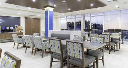 Holiday Inn Express & Suites Fort Myers Airport by IHG