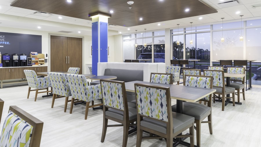 Holiday Inn Express & Suites Fort Myers Airport by IHG