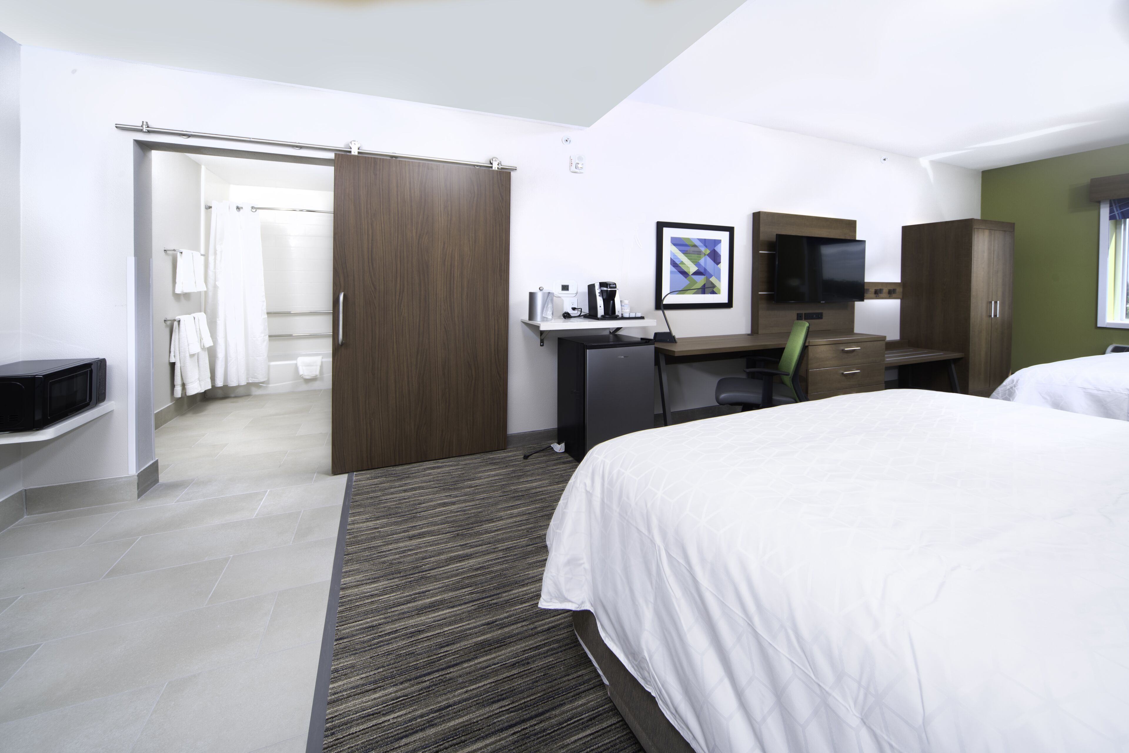 客房內保險箱、書桌、筆電工作空間、遮光布/窗簾