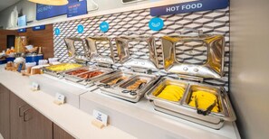 Free daily buffet breakfast  - Holiday Inn Express & Suites Fort Myers Airport by IHG (Fort Myers)
