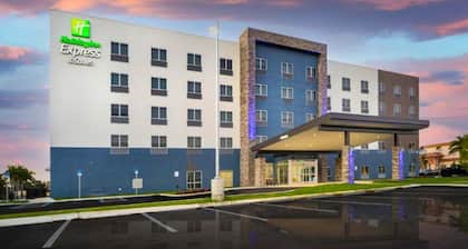 Holiday Inn Express & Suites Fort Myers Airport by IHG