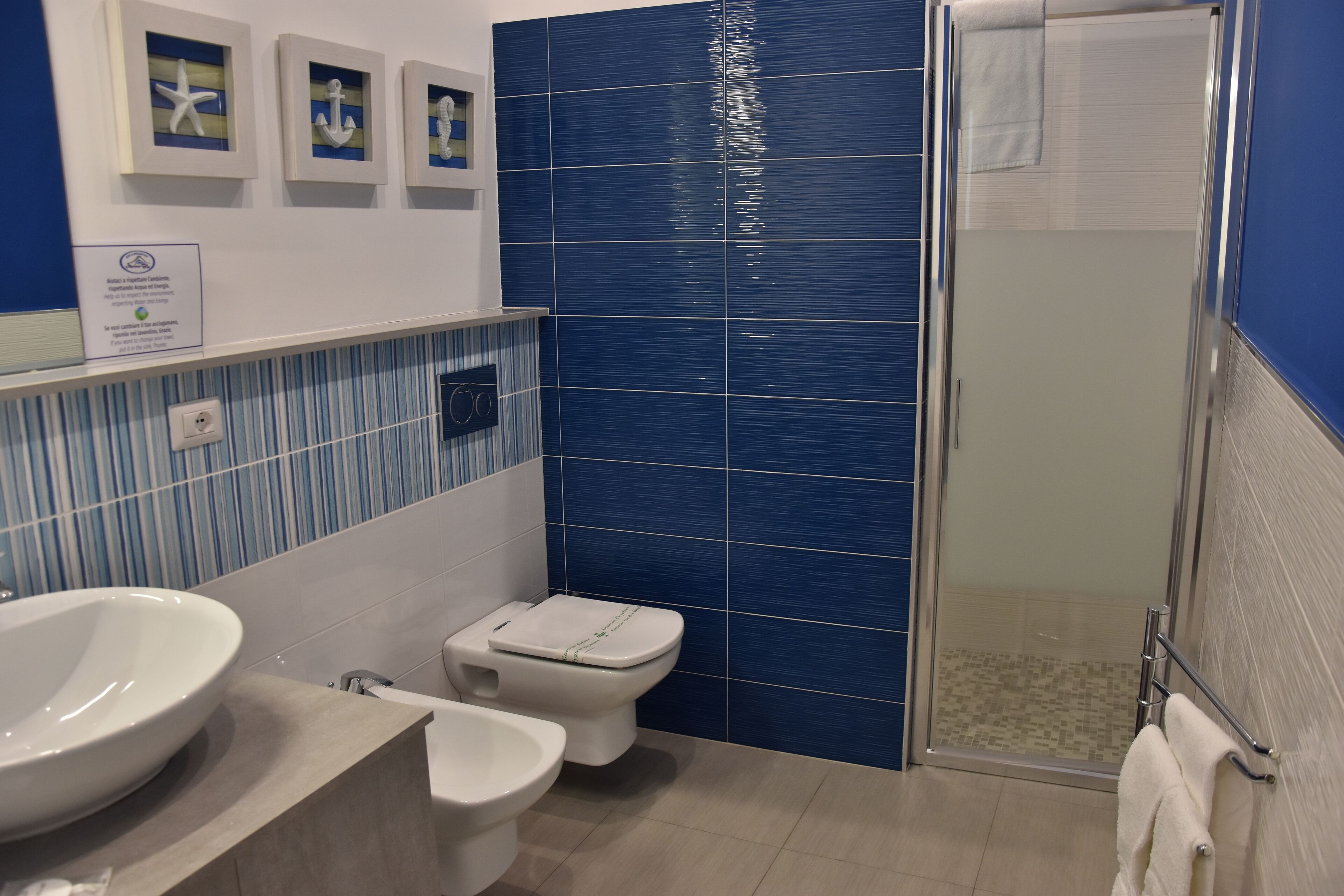 Dreibettzimmer, eigenes Bad | Zimmersafe, Schreibtisch, kostenloses WLAN