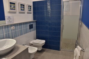 Dreibettzimmer, eigenes Bad | Zimmersafe, Schreibtisch, kostenloses WLAN