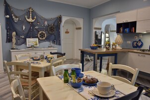 Desayuno con opciones de la cocina local incluido todos los días 