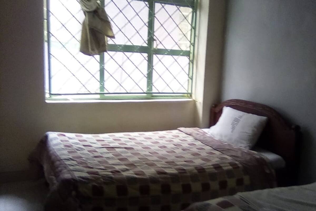 Escritorio y ropa de cama
