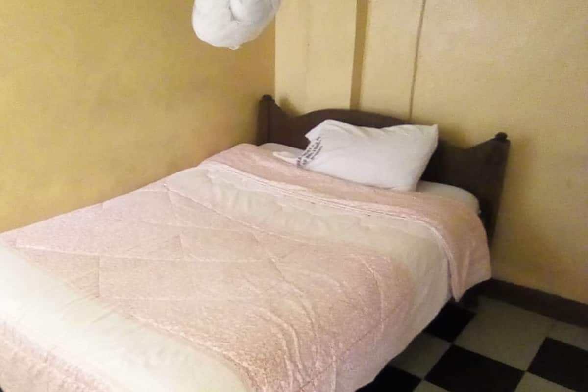 Escritorio y ropa de cama