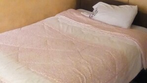 A room with a bed, a white canopy, and a checkered floor. - Loika Guest Lodge - Nakuru (Nakuru)