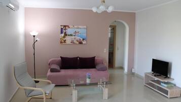 Deluxe Apartment (Aria 4) | Living area | Flat-screen TV