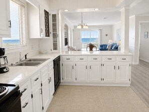 Private kitchen - Princeton House I 1 - Oceanfront in Surfside Beach (Surfside Beach)