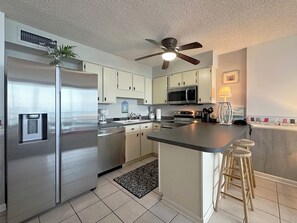 Private kitchen - Royal Garden Resort 811 - Oceanfront in Garden City Beach (Garden City)