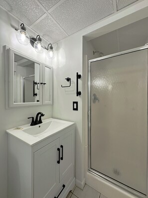 Combined shower/tub