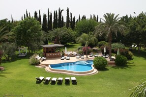 Outdoor pool, pool umbrellas, sun loungers - Villa Dinari (Marrakech)