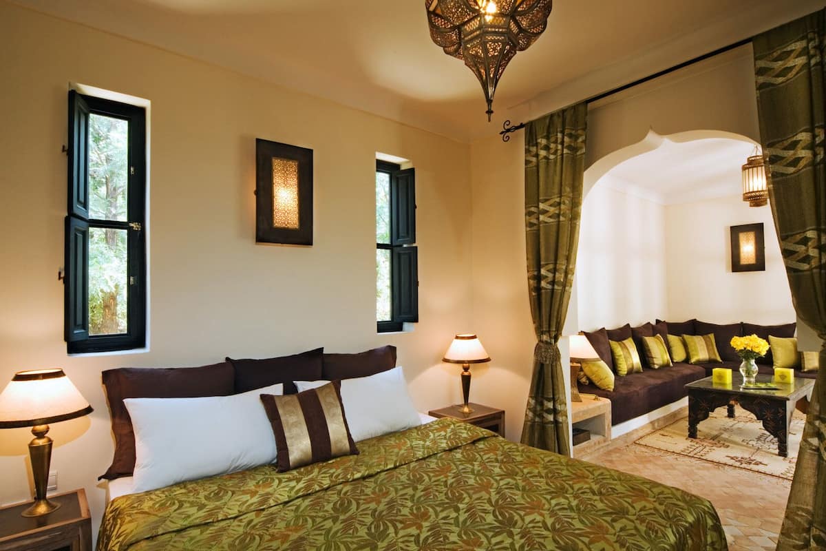 Dinari Suite | Minibar, in-room safe, individually decorated, individually furnished