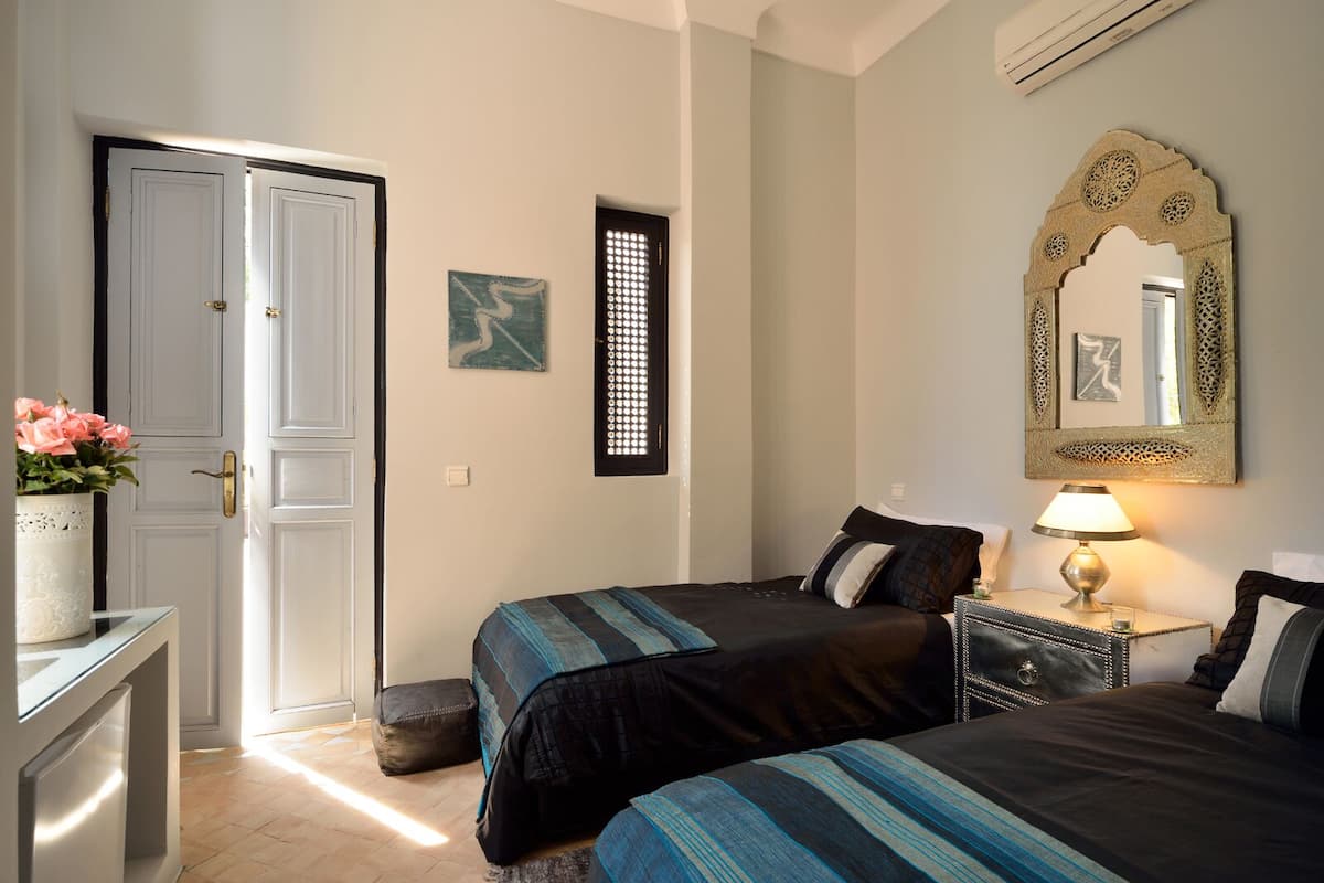 Standard Twin Room | Minibar, in-room safe, individually decorated, individually furnished