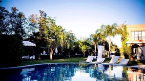 Outdoor pool, pool umbrellas, pool loungers - Villa Dinari (Marrakech)