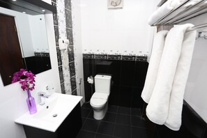 Dusche, kostenlose Toilettenartikel, Handtücher, Seife