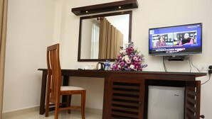 Deluxe-Einzelzimmer, 1 Queen-Bett, Stadtblick | Fernseher