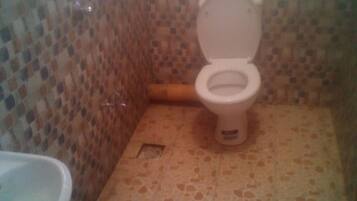 Single Room | Bathroom | Shower, rainfall showerhead, towels, soap