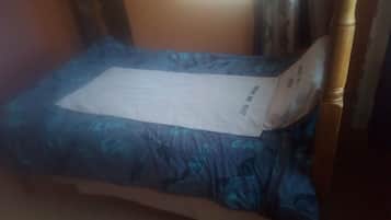 Single Room | Desk, bed sheets