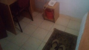 مكتب وملاءات أسرّة