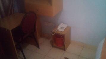 Single Room | Desk, bed sheets