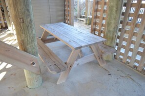 Outdoor dining - Light House - Oceanfront in Garden City Beach (Garden City)