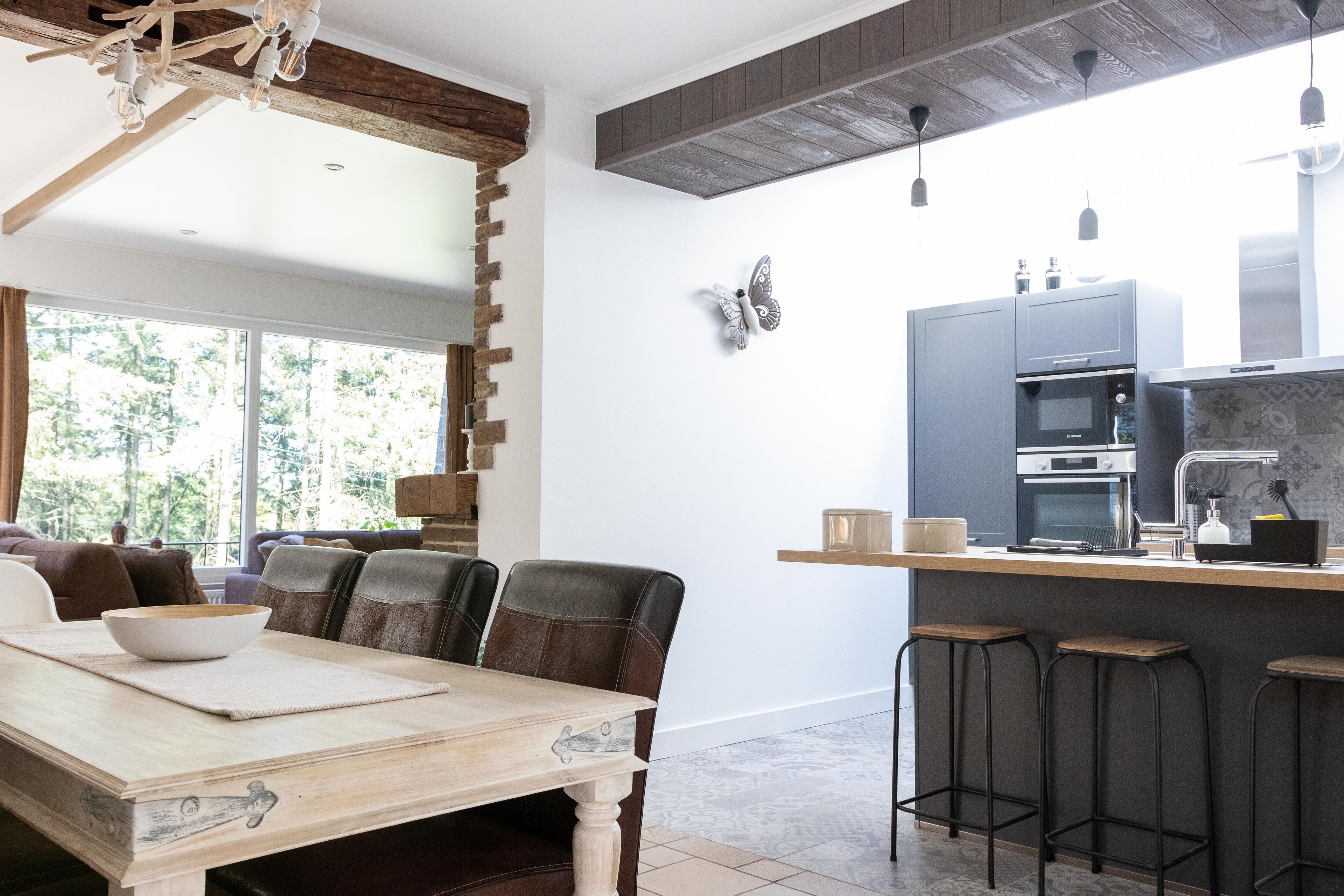 Cottage Romantique | Coin séjour | Télévision à écran plat de 22 pouces avec chaînes par satellite