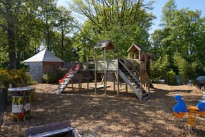 Zona de juegos infantil al aire libre
