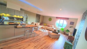 Un apartamento moderno con cocina, comedor y sala de estar.