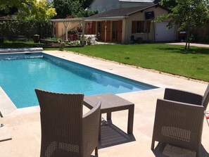 Una piscina al aire libre, una piscina climatizada