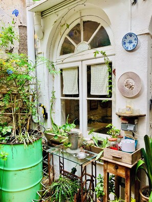 Outdoor dining - AUTHENTIC VINTAGE HOME "EL PATIO DE GRACIA"  (Barcelona)