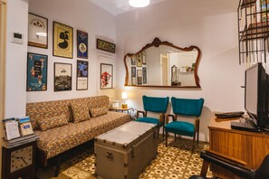 Smart TV, video games, books - AUTHENTIC VINTAGE HOME "EL PATIO DE GRACIA"  (Barcelona)