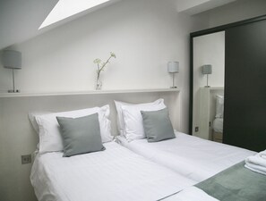 2 bedrooms, iron/ironing board, free WiFi, bed sheets - Deluxe 2 bedroom apartment (Harrogate)