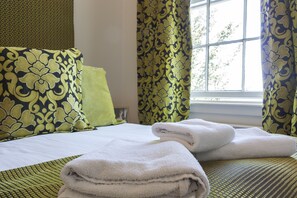 Panoramic Apartment | In-room safe, desk, iron/ironing board, free WiFi