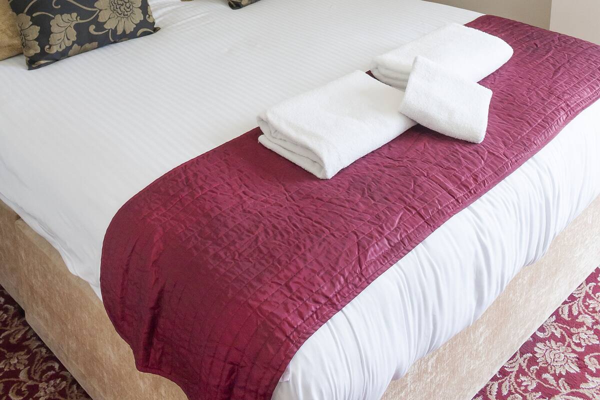 Quarto casal clássico | 1 quarto, cofres nos quartos, escrivaninha
