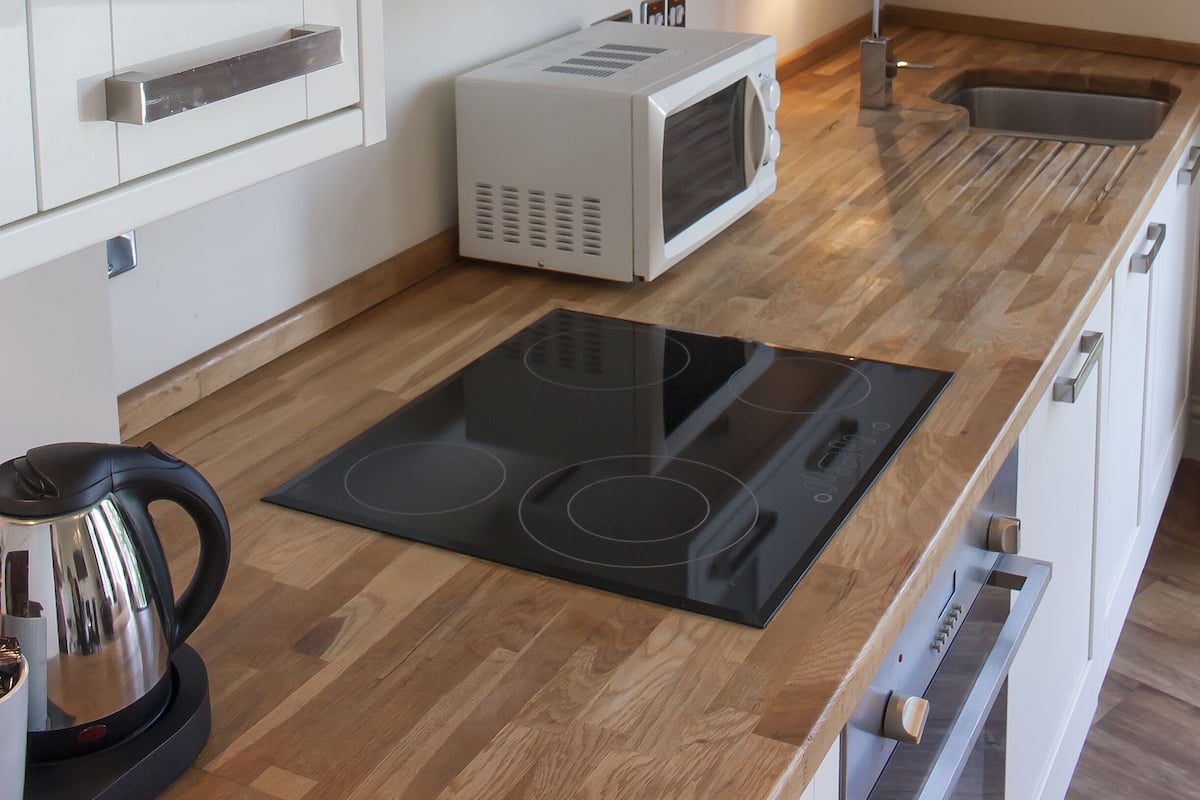 Geladeira grande, micro-ondas, fogão, cooktop